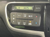 【オートエアコン】一度お好みの温度に設定すれば、車内の温度を検知し風量や温度を自動で調整。暑い&hellip;寒い&hellip;と何度もスイッチ操作をする必要はありません。快適な車内空間には必須の機能ですね♪