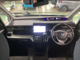 ドライバーを包み込むように、ディスプレーやスイッチ、コンソールを配置。座った瞬間から運転への期待が。空間そのものの心地よさにこだわっています。