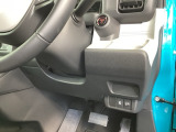 横滑りを防ぐVSAなどのスイッチは、運転席の右側、手の届きやすい位置にあります。