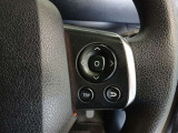 ステアリングには運転中でも簡単に操作できる各種スイッチついてます