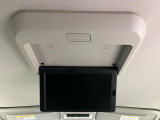 【11インチフリップダウンモニター】大画面モニターで後席でもエンタメをお楽しみいただけます。小さなお子様にも大人気の装備です♪