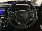 ハンドルにHondaセンシング系のクルーズコントロールやレーンキープアシストなどのスイッチと、オーディオの操作スイッチが装備されています。ハンドルから手を離さず安全に操作できます。