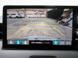バックカメラの画像です。ガイドラインがスムースな車庫入れをサポートいたします。車庫入れの安心感がアップしますね。