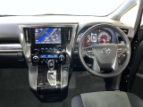 運転席周りのレイアウトをご覧ください。ナビゲーションが綺麗に装着されすっきり収まってますね!