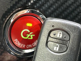 【スマートキー】カバンやポケットに入れたままでもドアの施錠・解錠が可能なスマートキーを装備。エンジンのオン・オフ時もカギを取り出す必要が無いからとっても便利です♪