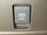 アクセサリーソケットはUSBのアダプターなどをつければ、スマホの充電にも使えます。周辺には物が置けるボックスがついています。