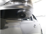 助手席側で見えにくい左前方の映像を、車内のマルチファンクションディスプレイに映し出します。前方への駐車や左寄せ、狭い道でのすれ違いなど、さまざまなシーンで安心して運転できる便利な機能です。