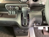 足元スッキリ、インパネシフトです。パーキングブレーキはフットブレーキタイプなので、運転席と助手席の間がスッキリしています。
