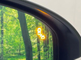 【ブラインドスポットインフォメーション】走行中、ドアミラーの死角になりやすい箇所に後続車が接近するとサイドミラー付近に警告を表示、ドライバーに注意喚起をしてくれます。