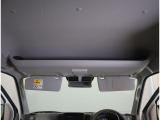 運転席上のシェルフは手の届く位置によく使うものを置いておけます。
