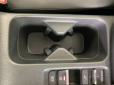 運転席/助手席どちらでも使えるカップホルダーです。