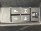 ハンドルの右側にはヘットライトリベライザーとHondaセンシング用のメインスイッチがついています。ヘッドライトリベライザーは道路状況や積荷の加重に応じてライトの高さを調節できます。