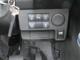 運転席のハンドルの右下あたりのスイッチには、横滑り防止装置やアイドリングストップのスイッチがあります。