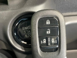 【Hondaスマートキー】カバンやポケットに入れたままでもドアの施錠・解錠が可能なスマートキーを装備。エンジンのオン・オフ時もカギを取り出す必要が無いからとっても便利です♪