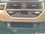 カチカチと物理ボタンで感覚操作できるので運転中でも操作しやすいです。