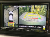 【パノラミックビューモニター】専用のカメラにより、上から見下ろしたような視点で360度クルマの周囲を確認することができます☆死角部分も確認しやすく、狭い場所での切り返しや駐車もスムーズに行えます。