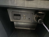 USB端子2個&AUXミニジャック1個 ミュージックプレーヤー接続でお気に入りの音楽を楽しむことが出来ます♪USB端子接続で可能な端末充電を同時に2個行うことが出来ます。