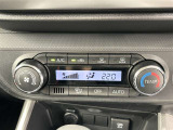 オートエアコン付きなので一度、気温を設定すれば自動的に過ごし易い温度に調整してくれますよ。 車内をいつでも快適空間にしてくれます。