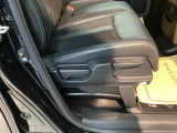 手動のレバーを使って、シートの高さや背もたれの角度を変えることができます。