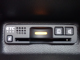 ■【ETC車載器】が装備されています。セットアップをしてお渡しとなり、ETCカードを差し込むだけで高速道路の利用が可能です。