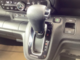 運転席周辺のスマートなレイアウトが、操作のしやすさを実現。快適なドライブをサポートします。