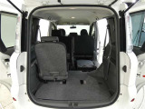 三列目シートは、折りたためますので大きなスペースが出来ちゃいます。キャンプ用品など大きな荷物もばっちり収納可能です♪