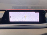 大型ワイドセンターディスプレイ。高精細な地図表示で視認性に優れ、運転中でも瞬時にルートを確認可能。先進的なインフォテインメントが快適でストレスのないドライブをサポートします。