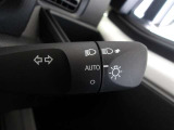 オートライト機能装備です!車外の明るさに応じて、自動的にライトの点灯・消灯をしてくれます♪