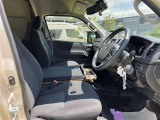 運転席の画像です。十分なスペースがあり、ゆったりした状態で運転していただけます♪