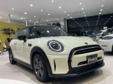MINIならではの丸みを帯びたスタイリングが目を引きます。