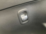 メモリー付きパワーシートが装備されている車両はシートの位置・ドアミラーの角度・ハンドルの位置を3名まで記憶出来ます。