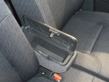 運転席と助手席の間のひじ掛けの中に小物を入れるスペースがあります!