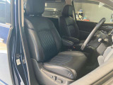 運転席、助手席です。座面も広くゆったりと座れてアームレストも付いているので重宝します。