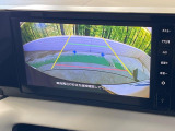 【バックカメラ】駐車時に後方がリアルタイム映像で確認できます。大型商業施設や立体駐車場での駐車時や、夜間のバック時に大活躍!運転スキルに関わらず、今や必須となった装備のひとつです!