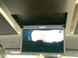 【13.2型有機ELフリップダウン】三列目からでも迫力のエンタメが観れる大画面フリップダウン。有機ELのモニターでは、一般的なフリップダウンよりも高コントラストでキレイな映像を楽しめます。