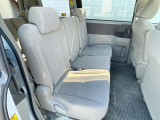 後部座席も気になるようなキズ・汚れやへたり等、大きなダメージはなく、良好な状態です。