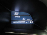 ディスプレイには、平均燃費、外気温、航続可能距離などの情報が表示されます。