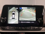 前後左右4つのカメラで、上から見たような映像をお届け、駐車時も安心、アラウンドビューモニター付(肉眼では確認し辛い左前の映像に切り替えることも可能です)。