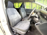 運転席まわりには十分なスペースがあり、大柄な方でもゆったり運転していただける環境です。