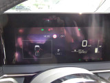 見やすいメーター類。 中央部のディスプレイには車両情報の表示や車両運転支援装備のON/OFFを行えます。