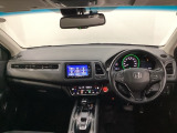 車内は光触媒抗菌消臭施工済です。スタイリッシュなデザインでスポーティなインパネ周りを演出します。グローブボックスやカップホルダーのほかにトレーなどたくさんの収納スペースが付いています。
