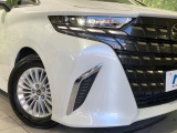 【3眼LEDヘッドライト】悪天候や夜間走行時も良好な視界を確保し安心して運転できる高輝度LEDヘッドライトを装備!点灯速度が早く、消費電力も抑えられています。
