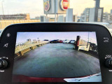 リバースポジションにシフトすると自動的にカメラが作動、ディスプレイに後方の視界が映し出される、安心のバックカメラを装備。
