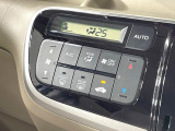 【オートエアコン】一度お好みの温度に設定すれば、車内の温度を検知し風量や温度を自動で調整。暑い&hellip;寒い&hellip;と何度もスイッチ操作をする必要はありません。快適な車内空間には必須の機能ですね♪