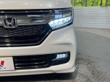 【LEDヘッドライト】悪天候や夜間走行時も良好な視界を確保し安心して運転できる高輝度LEDヘッドライトを装備!点灯速度が早く、消費電力も抑えられています。