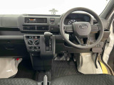 インパネは視界も良好で運転しやすい設計です!小回りが利くから、運転が苦手でも狭い路地や駐車場でも運転しやすいです。