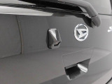 このお車はバックカメラが付いています。ナビをつければ連動できます。バックの操作が楽になります。