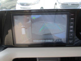 アラウンドビューモニターも装備しております。ご覧のように車体を真上か見たような映像なので、車庫入れの苦手なお客様ももうご心配いりません。