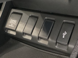 アクセサリーソケットはUSBのアダプターなどをつければ、スマホの充電にも使えます。横にはナビゲーション用の外部入力可能なUSB端子がついており、周辺には物が置けるトレーがついています。