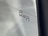 【ブラインドスポットワーニング】走行中、ドアミラーの死角になりやすい箇所に後続車が接近するとサイドミラー付近に警告を表示、ドライバーに注意喚起をしてくれます。